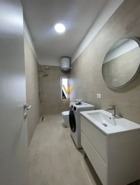 Tirane, jepet me qera apartament 1+1+Ballkon Kati 5, 65 m² 520 € (ISH PARKU)
