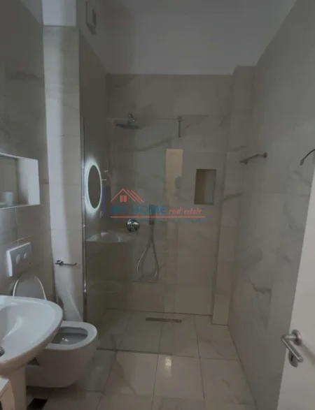 Tirane, jepet me qera apartament 1+1+Ballkon Kati 8, 66 m² 550 € (Rruga Dritan Hoxha)