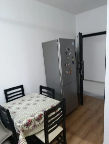 Tirane, jepet me qera apartament 1+1 Kati 4, 55 m² 450 € (Rruga 5 Maji)