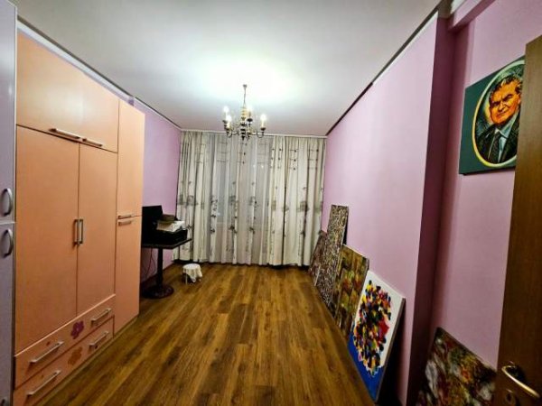 Tirane, jepet me qera apartament 4+1+BLK Kati 12, 170 m² 1.500 Euro (shallvaret)