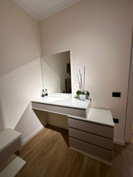 Tirane, jepet me qera apartament 2+1 Kati 4, 100 m² 500 Euro (kompleksi Tom Doshit ne shkoze)