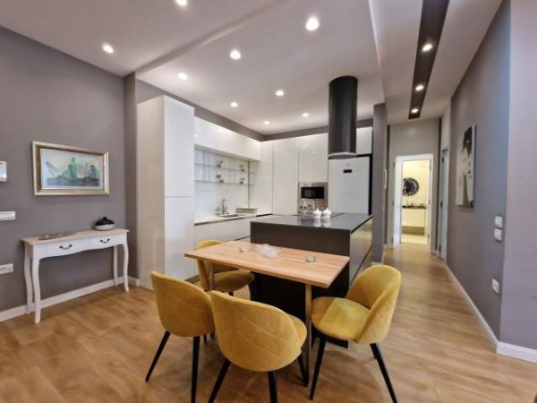 Tirane, jepet me qera apartament 2+1+BLK Kati 1, 109 m² 900 Euro (Selita e Vjeter)
