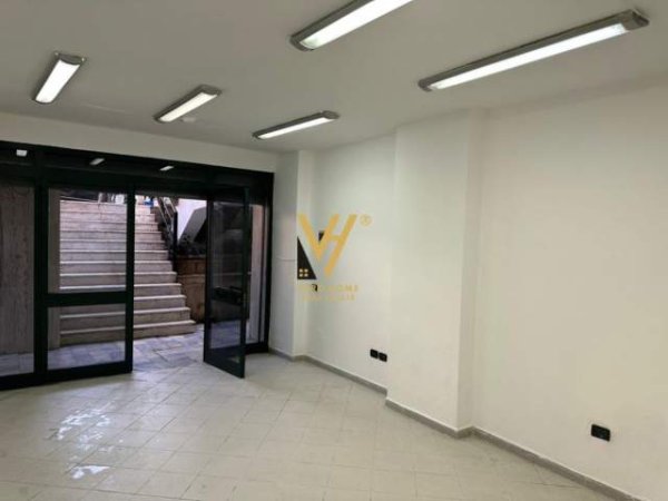 Tirane, shitet dyqan Kati -1, 35 m² 90.000 Euro (Te Rruga e Bogdaneve)