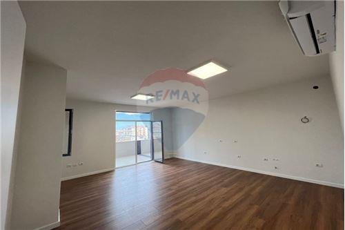 Tirane, jepet me qera zyre Kati 6, 108 m² 1.300 Euro (Xhorxh Bush)