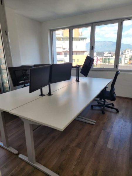 Tirane, jepet me qera ambjent biznesi Kati 6, 110 m² 800 Euro (barrikada)