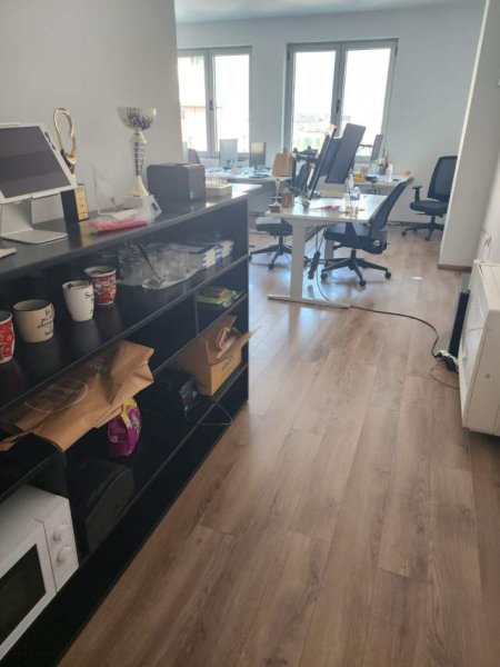 Tirane, jepet me qera ambjent biznesi Kati 6, 110 m² 800 Euro (barrikada)