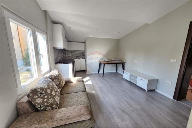 Tirane, jepet me qera apartament 1+1 Kati 1, 55 m² 380 Euro (Rruga Arben Broci)