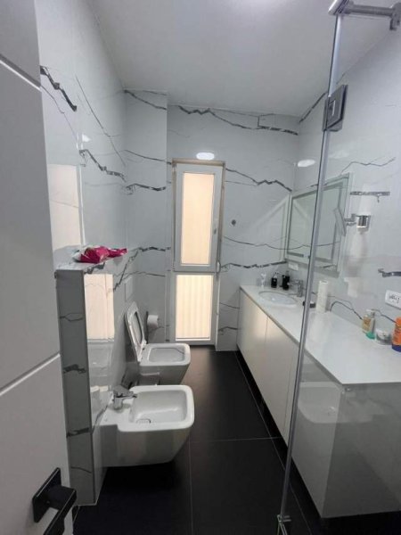 Tirane, jepet me qera apartament 2+1+BLK Kati 6, 110 m² 1.200 Euro (liqeni i thate)