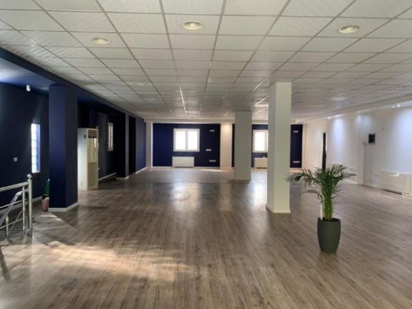 jepet me qera ambjent biznesi Kati 2, 245 m² 3.000  (Bulevardi i Ri)