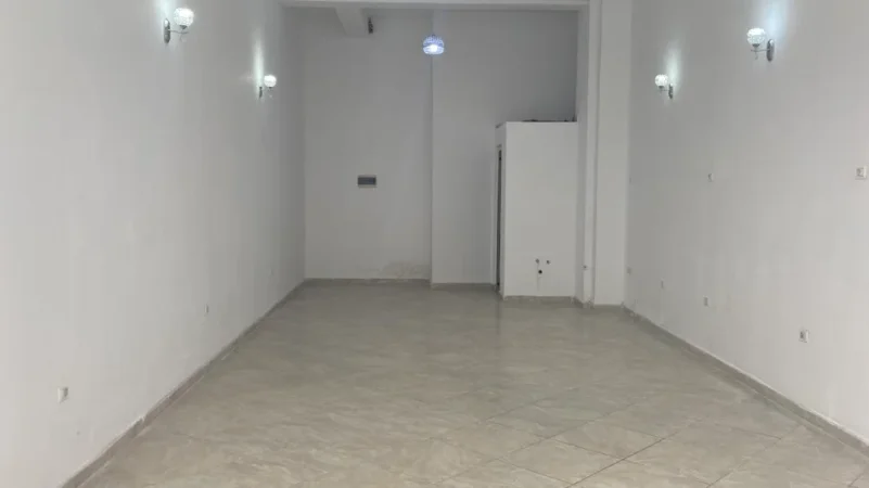 Tirane, jepet me qera dyqan , 55 m² 350 € (Astir)