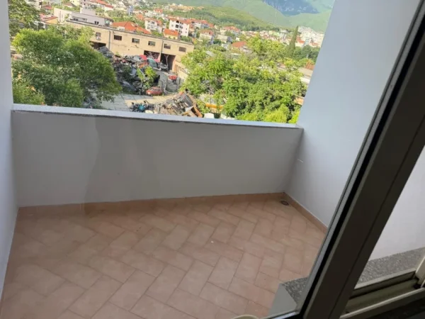 Tirane, jepet me qera apartament 1+1 Kati 2, 70 m² 550 € (Kinostudio)