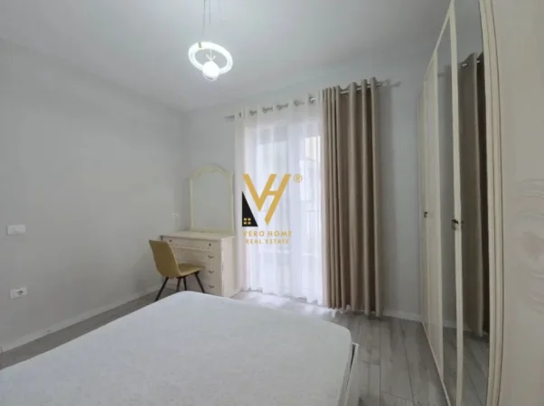 Tirane, jepet me qera apartament 1+1+Ballkon Kati 5, 70 m² 730 € (KOMUNA E PARISIT)