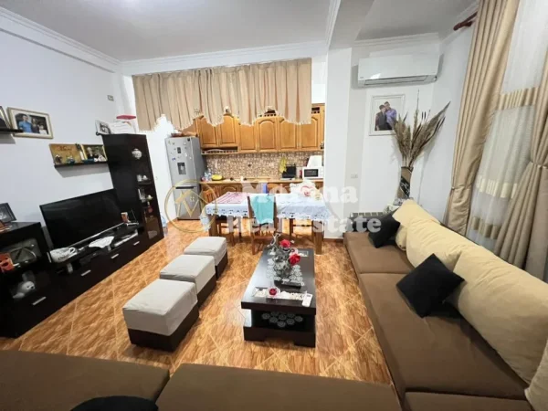 Tirane, jepet me qera apartament 6+1 Kati 1, 120 m² 1500 € (Ali Demi)