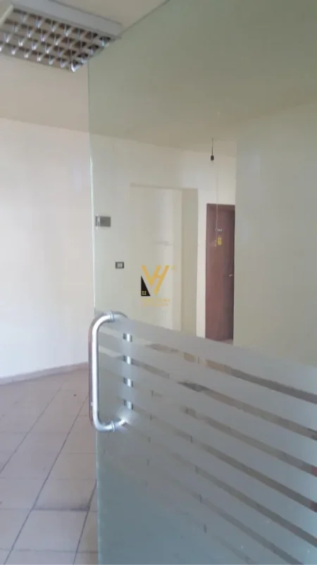 Tirane, shitet dyqan Kati 0, 55 m² 165.000 € (IRFAN TOMINI)