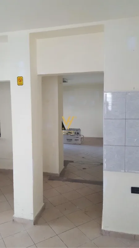 Tirane, shitet dyqan Kati 0, 55 m² 165.000 € (IRFAN TOMINI)