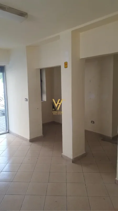 Tirane, shitet dyqan Kati 0, 55 m² 165.000 € (IRFAN TOMINI)