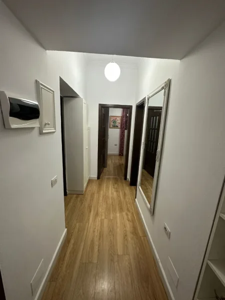 Tirane, jepet me qera apartament 2+1+Ballkon Kati 2, 74 m² 700 € (Shallvaret)