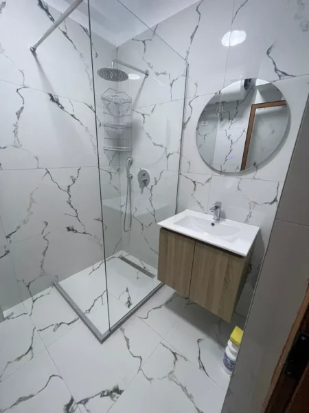 Tirane, jepet me qera apartament 1+1+Ballkon Kati 4, 64 m² (Pazari i Ri, prane Optika Romes)🏷️ Çmimi: 55.000 Leke i diskutueshem