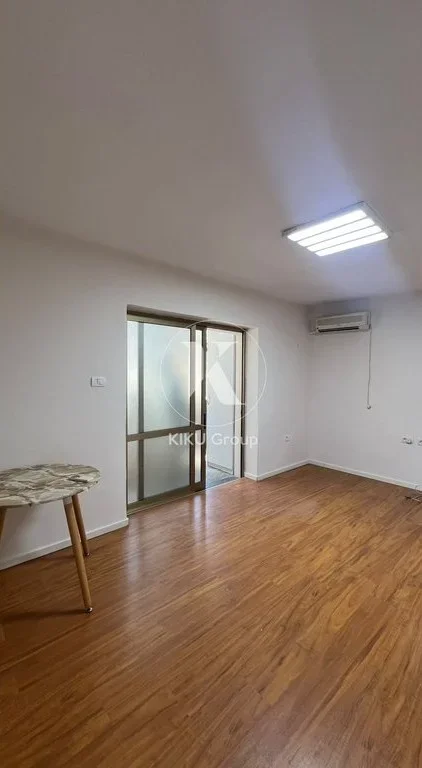 Tirane, jepet me qera zyre Kati 1, 95 m² 1.000 € (Myslym Shyri)