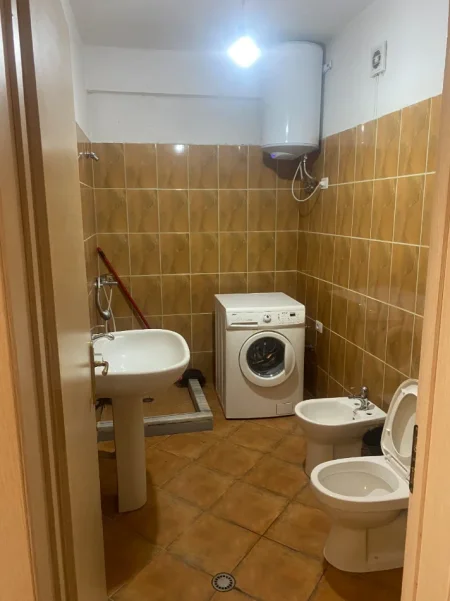 Tirane, jepet me qera apartament 1+1+Ballkon Kati 4, 68 m² 300 € 