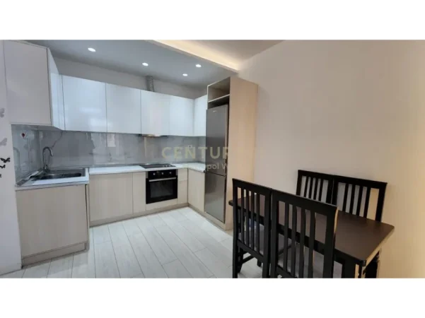 Tirane, jepet me qera 1+1 Kati 5, 700 € 