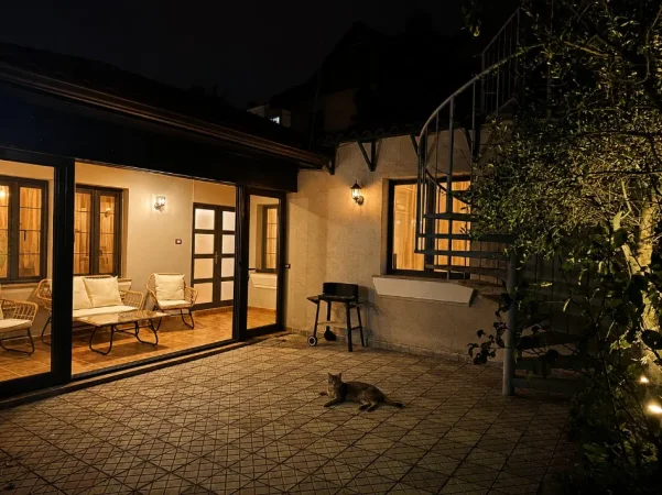 Tirane, jepet me qera 2+1+Ballkon , 159 m² 550 € (Rruga Naum Veqilharxhi, pranë Venue Bar)