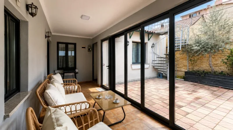 Tirane, jepet me qera 2+1+Ballkon , 159 m² 550 € (Rruga Naum Veqilharxhi, pranë Venue Bar)