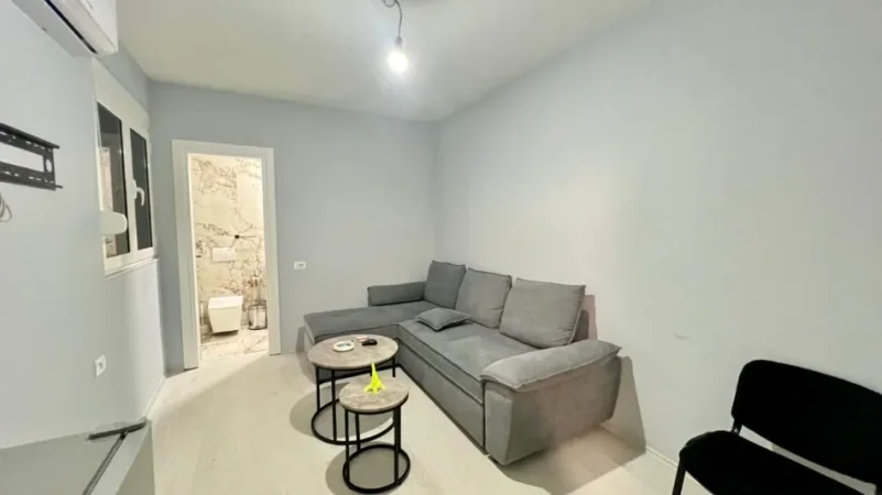 Zyrë me Qera Premium⚜️: 3 Ambiente Pune + 1 Verandë📍Rruga e Kavajës (Pranë Esp Oil, Buzë Rruge) - Sp.200m² - 3000€/Muaj || Super Privatësi Totale