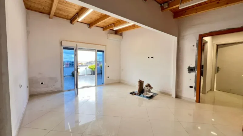 Zyrë me Qera Premium⚜️: 3 Ambiente Pune + 1 Verandë📍Rruga e Kavajës (Pranë Esp Oil, Buzë Rruge) - Sp.200m² - 3000€/Muaj || Super Privatësi Totale