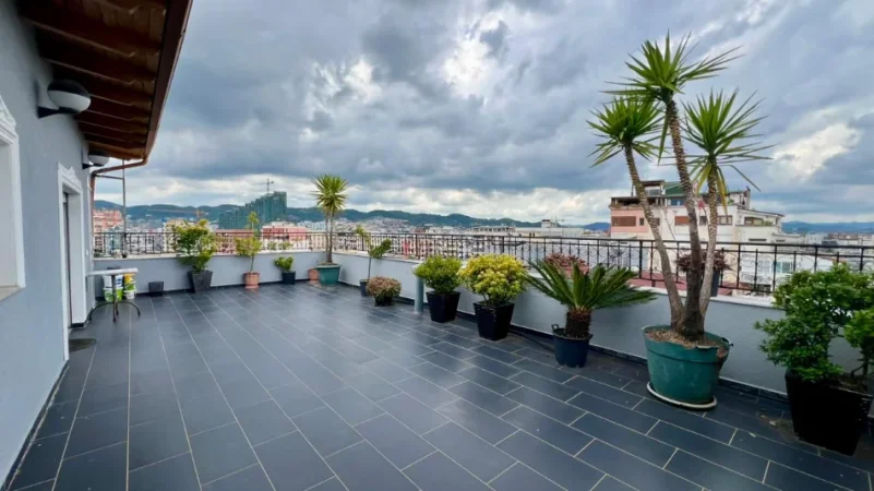 Zyrë me Qera Premium⚜️: 3 Ambiente Pune + 1 Verandë📍Rruga e Kavajës (Pranë Esp Oil, Buzë Rruge) - Sp.200m² - 3000€/Muaj || Super Privatësi Totale