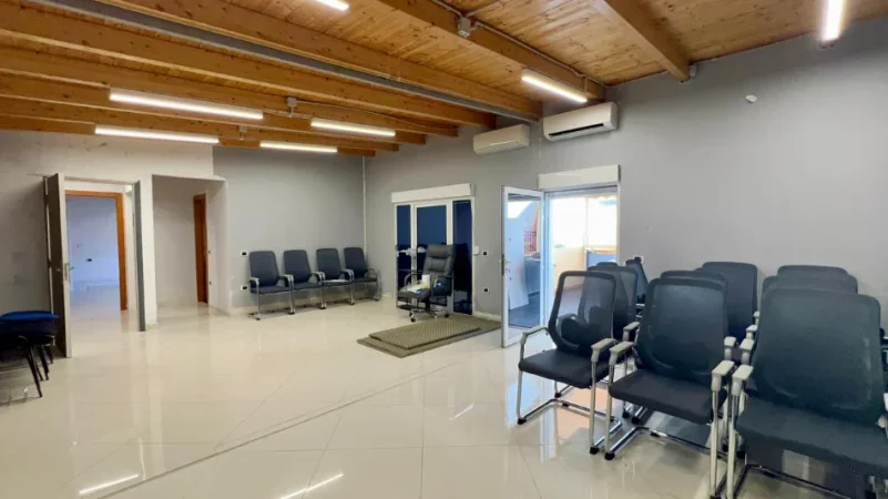 Zyrë me Qera Premium⚜️: 3 Ambiente Pune + 1 Verandë📍Rruga e Kavajës (Pranë Esp Oil, Buzë Rruge) - Sp.200m² - 3000€/Muaj || Super Privatësi Totale