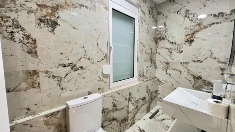 Zyrë me Qera Premium⚜️: 3 Ambiente Pune + 1 Verandë📍Rruga e Kavajës (Pranë Esp Oil, Buzë Rruge) - Sp.200m² - 3000€/Muaj || Super Privatësi Totale