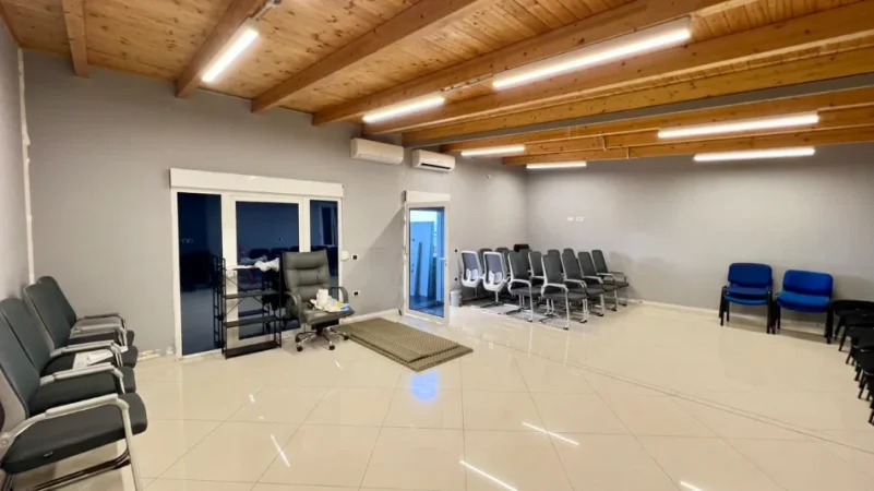 Zyrë me Qera Premium⚜️: 3 Ambiente Pune + 1 Verandë📍Rruga e Kavajës (Pranë Esp Oil, Buzë Rruge) - Sp.200m² - 3000€/Muaj || Super Privatësi Totale