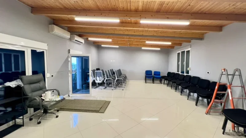 Zyrë me Qera Premium⚜️: 3 Ambiente Pune + 1 Verandë📍Rruga e Kavajës (Pranë Esp Oil, Buzë Rruge) - Sp.200m² - 3000€/Muaj || Super Privatësi Totale