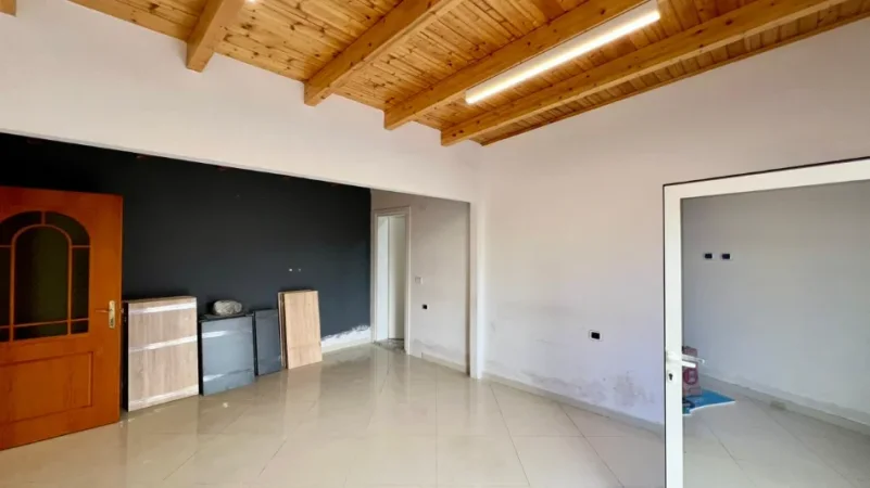 Zyrë me Qera Premium⚜️: 3 Ambiente Pune + 1 Verandë📍Rruga e Kavajës (Pranë Esp Oil, Buzë Rruge) - Sp.200m² - 3000€/Muaj || Super Privatësi Totale