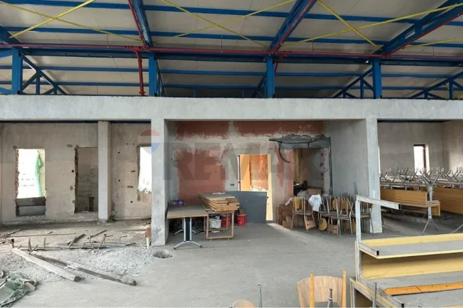 Tirane, jepet me qera dyqan Kati 4, 345 m² 400 € 