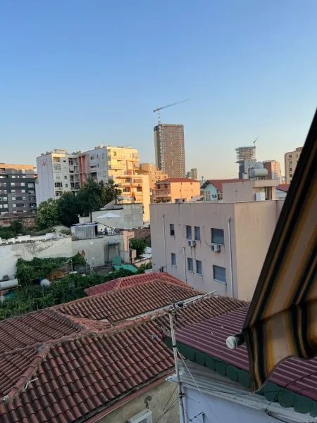 Tirane, jepet me qera apartament 1+1 Kati 3, 45 m² 520 € (Rruga e Barrikadave)