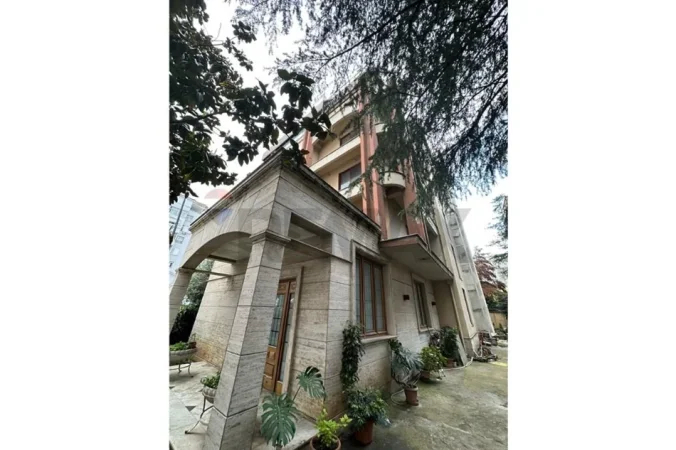 Tirane, jepet me qera hotel , 2.423 m² 10.000 € 
