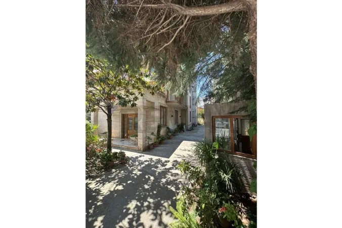 Tirane, jepet me qera hotel , 2.423 m² 10.000 € 