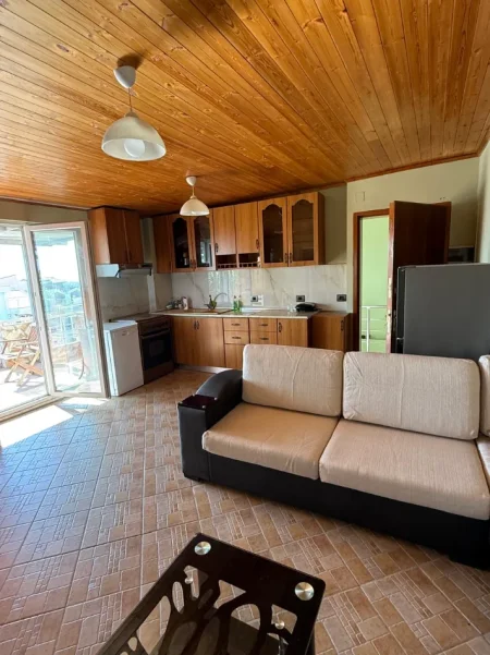 jepet me qera , 350 €