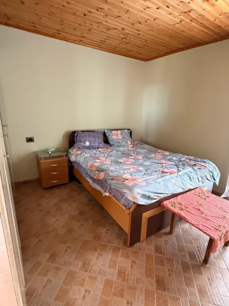 jepet me qera , 350 €