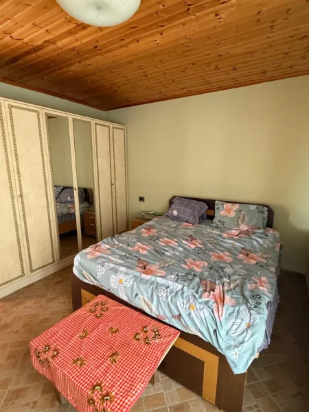 jepet me qera , 350 €