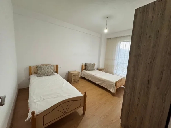 Tirane, jepet me qera apartament 3+1 Kati 1, 110 m² 500 € (5 MAJI)