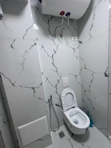 Tirane, jepet me qera apartament 1+1+Ballkon Kati 4, 64 m², Pazari i Ri, Optika Roma, 🏷️ Çmimi: 55.000 Leke, i diskutueshem