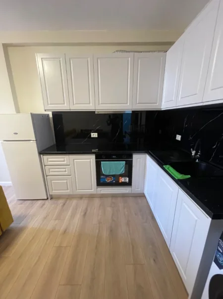 Tirane, jepet me qera apartament 1+1+Ballkon Kati 4, 64 m², Pazari i Ri, Optika Roma, 🏷️ Çmimi: 55.000 Leke, i diskutueshem