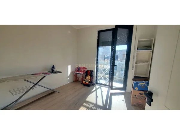 Tirane, jepet me qera apartament 2+1 Kati 8, 650 € (Porcelan)