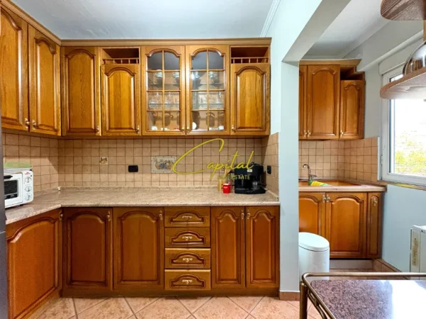 Tirane, jepet me qera apartament 1+1 Kati 2, 72 m² 450 € (LAPRAKE)