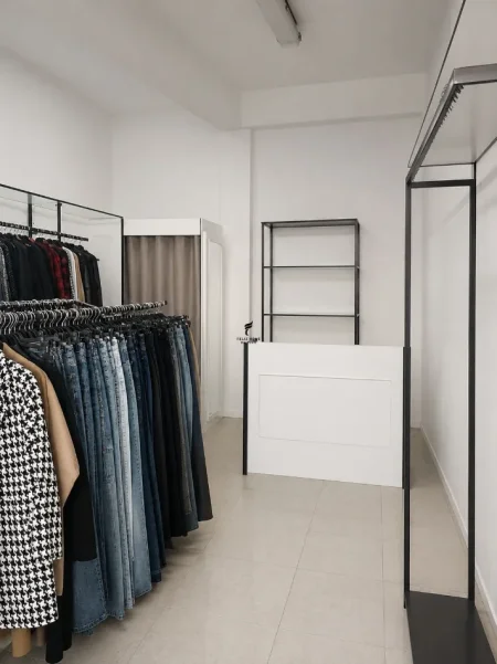 Tirane, jepet me qera zyre Kati 0, 20 m² 200 € (PAZARI I RI)