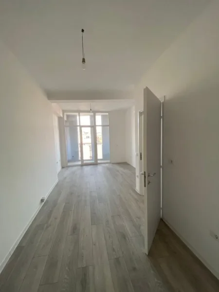 Tirane, jepet me qera zyre Kati 6, 70 m² 740 € (Komuna e Parisit)