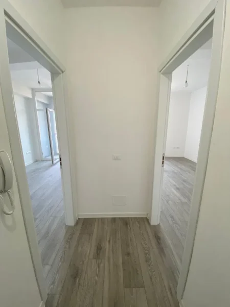 Tirane, jepet me qera zyre Kati 6, 70 m² 740 € (Komuna e Parisit)